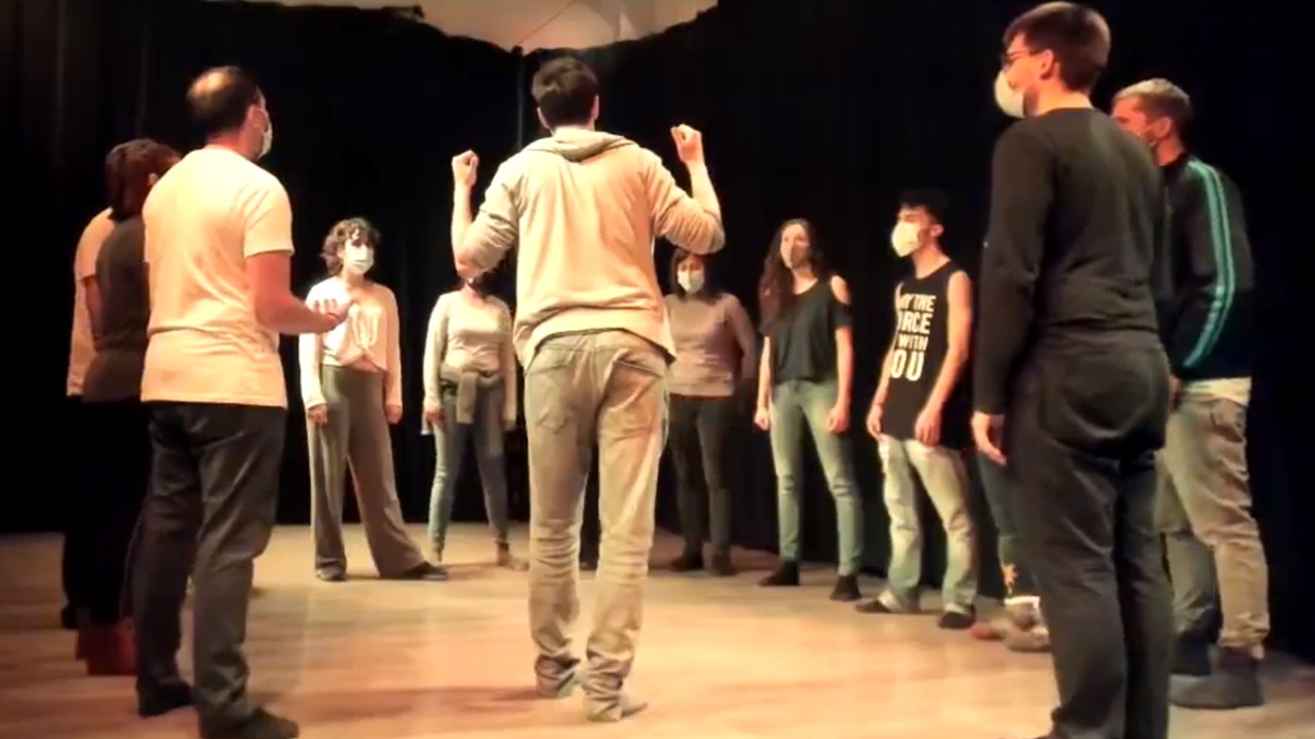 Grupo de actores en un taller de teatro musical e improvisación