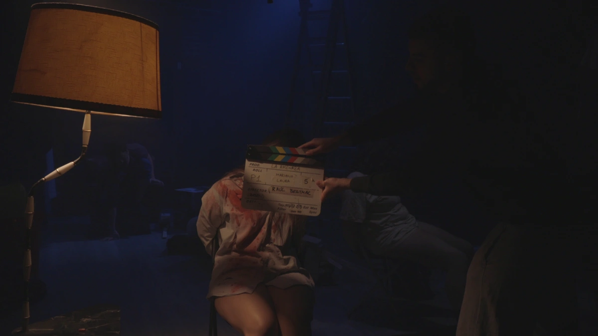 Actor trabajando una escena de terror