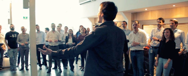 Momento escénico durante una intervención de Raúl Beatmac